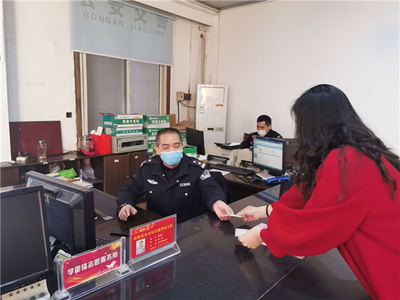 戰疫情 保暢安 雙牌交警學雷鋒精神，為民服務當先鋒